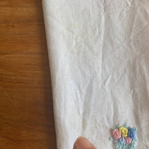 Vintage Linens with Embroidery - Picture 7 of 8